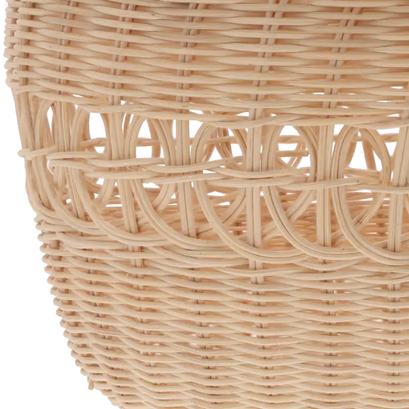 Fragment dolnej części kosza dekoracyjnego, ukazujący detale ozdobnego splotu tworzywa o jasnym odcieniu.