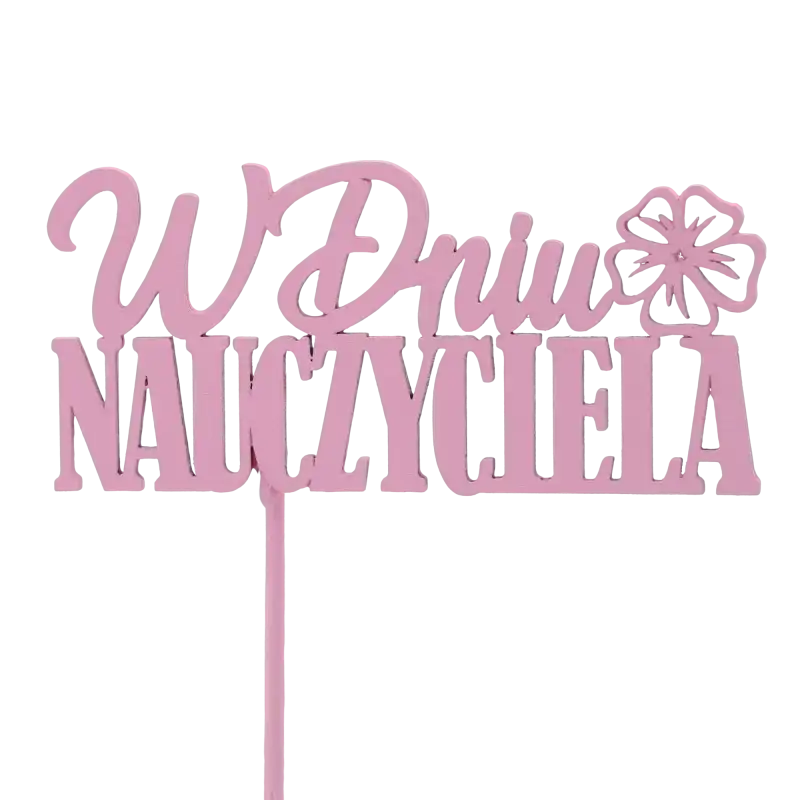 Fioletowy topper na piku z napisem W dniu nauczyciela to elegancki dodatek do personalizacji prezentów i bukietów, wykonany z naturalnego drewna w głębokim kolorze.