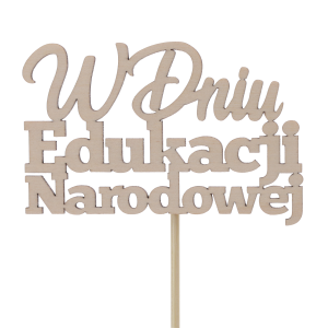 Drewniany topper na piku z napisem W dniu Edukacji Narodowej. Naturalny, estetyczny dodatek do prezentów i kwiatów, który w elegancki sposób wyraża wdzięczność dla pedagogów.