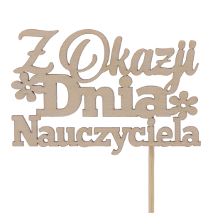 Drewniany topper napis na piku Z okazji dnia nauczyciela w kolorze naturalnym. Estetyczny dodatek dekoracyjny z motywem kwiatowym, idealny do personalizacji prezentów.