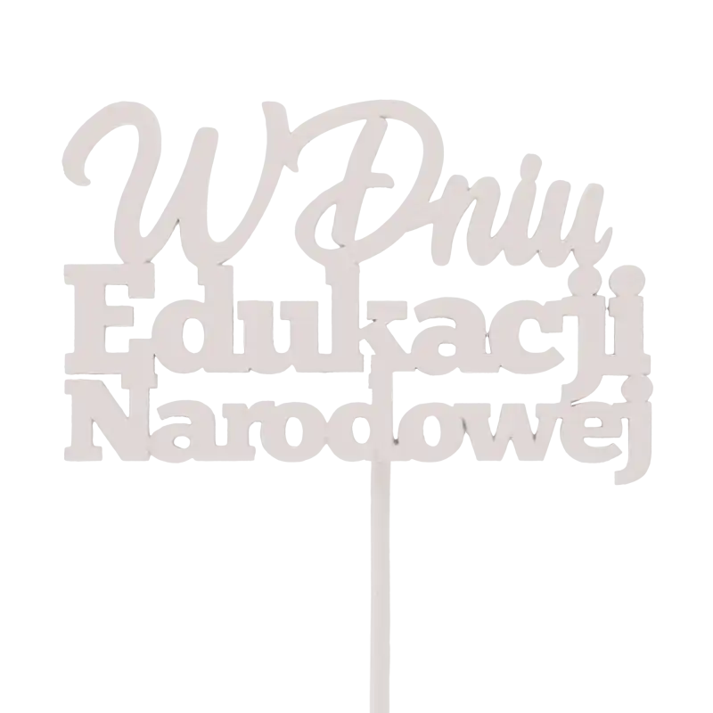 Kremowy drewniany topper na piku z napisem W dniu Edukacji Narodowej. Dekoracyjny element do personalizacji prezentów i kwiatów dla nauczycieli, idealny do stabilnego mocowania.