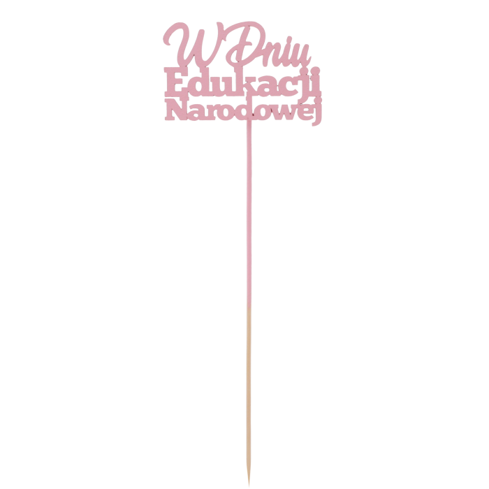 Drewniany topper na długim piku w kolorze różowym. Widoczna cała konstrukcja produktu, przeznaczona do stabilnego mocowania w ziemi lub gąbce florystycznej.