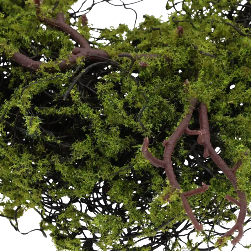 Zbliżenie na detale faktury wianka z mchem, ukazujące precyzyjne wykończenie i naturalny odcień zieleni.