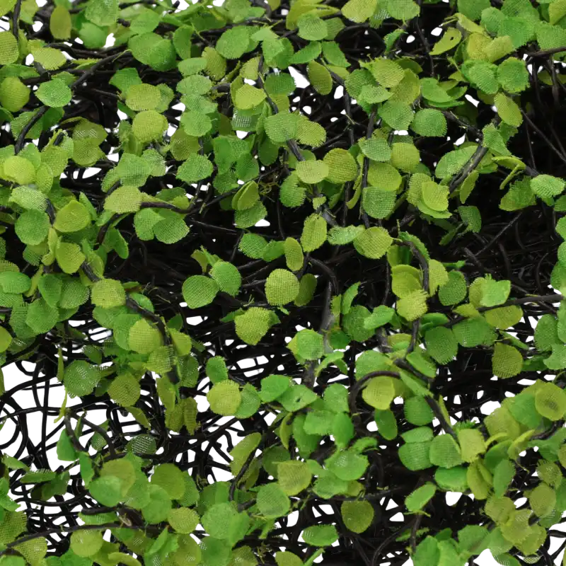 Zbliżenie na fakturę wianka imitującego naturalny mech, ukazujące gęste rozmieszczenie zielonych elementów.