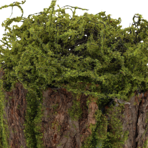 Zbliżenie na górną część dekoracji, pokazujące szczegółowe wykończenie z zielonego mchu na naturalnej korze drzewnej.