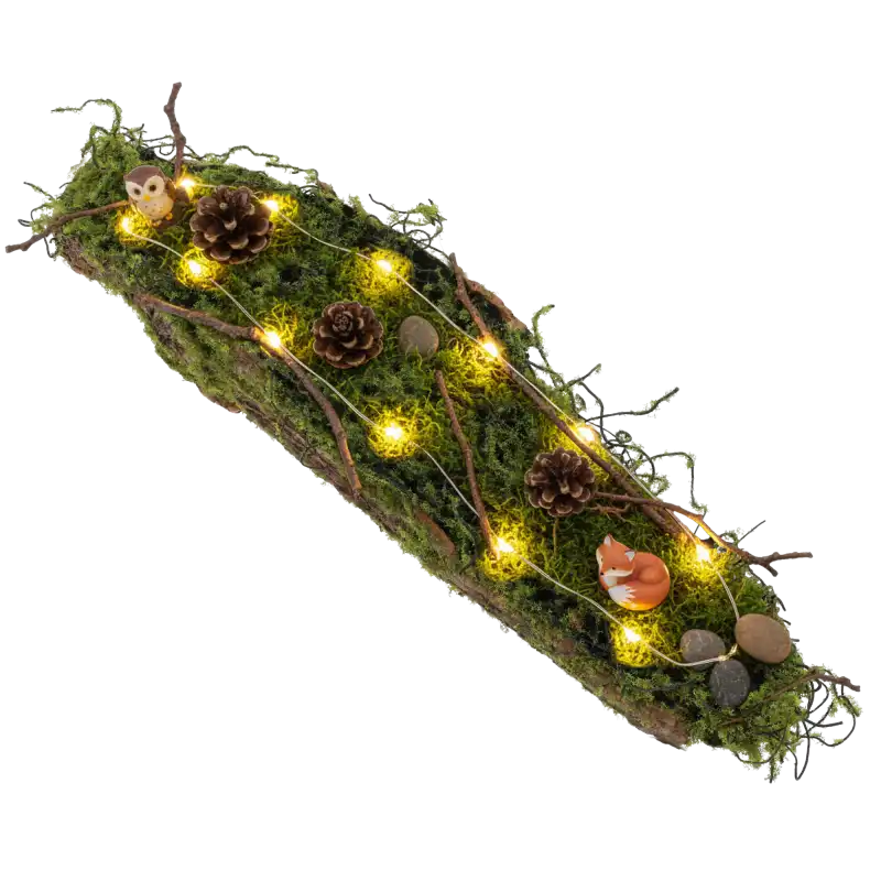 Kora z mchem 45 cm ozdobiona szyszkami, figurką sowy i lisa oraz światełkami LED jako gotowa dekoracja.