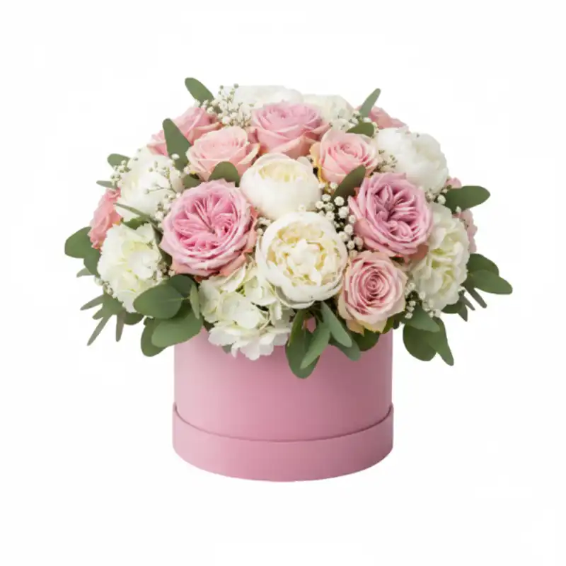 Kompozycja kwiatowa w różowym welurowym flower boxie. Widoczne zestawienie różowych i białych kwiatów w eleganckim pudełku.