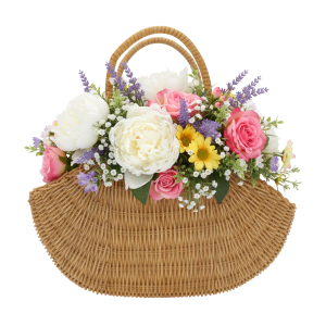 Kosz dekoracyjny S z bukietem sztucznych kwiatów, w tym róż i piwonii. Przykład zastosowania torby jako eleganckiego elementu dekoracyjnego, który wprowadza do wnętrza naturalny urok i ciepły klimat.
