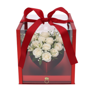 Flower box serce 25x25 cm z gotową kompozycją florystyczną z białych róż wewnątrz przezroczystej górnej części.