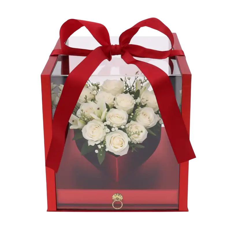 Flower box serce 25x25 cm z gotową kompozycją florystyczną z białych róż wewnątrz przezroczystej górnej części.