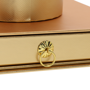 Detale wykończenia szuflady w flower boxie. Widoczny ozdobny uchwyt w kształcie koła na froncie szuflady.
