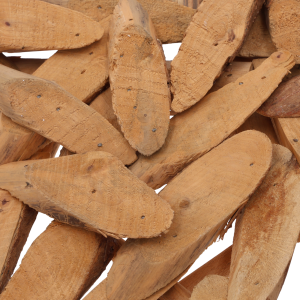 Zbliżenie na fakturę naturalnego drewna, z którego wykonano zawieszkę. Widoczne są poszczególne elementy w odcieniach brązu, z których uformowano gwiazdę.