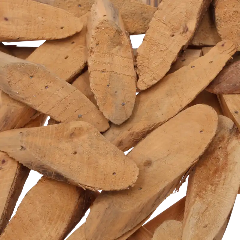 Zbliżenie na fakturę naturalnego drewna, z którego wykonano zawieszkę. Widoczne są poszczególne elementy w odcieniach brązu, z których uformowano gwiazdę.