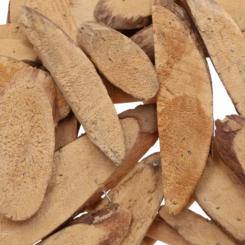 Zbliżenie na strukturę drewna i sposób łączenia elementów, z których wykonano naturalną gwiazdę dekoracyjną.