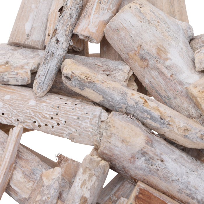 Zbliżenie na fakturę naturalnego drewna. Widoczne ślady obróbki i wykończenie w jasnym odcieniu, podkreślające surowy charakter dekoracji.
