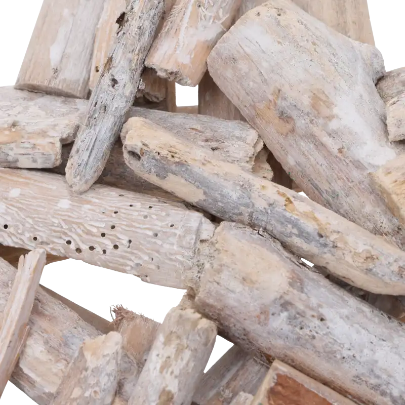 Zbliżenie na fakturę naturalnego drewna. Widoczne ślady obróbki i wykończenie w jasnym odcieniu, podkreślające surowy charakter dekoracji.
