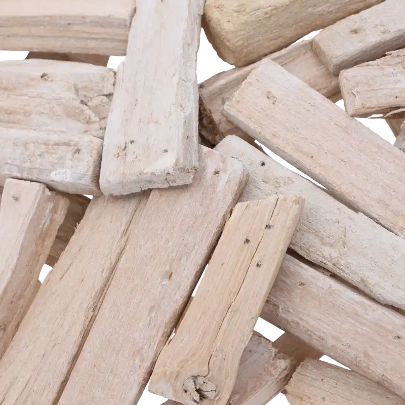 Zbliżenie na fakturę naturalnego drewna, z którego stworzono ażurową konstrukcję dekoracyjnej gwiazdy, podkreślające surowy charakter ozdoby.