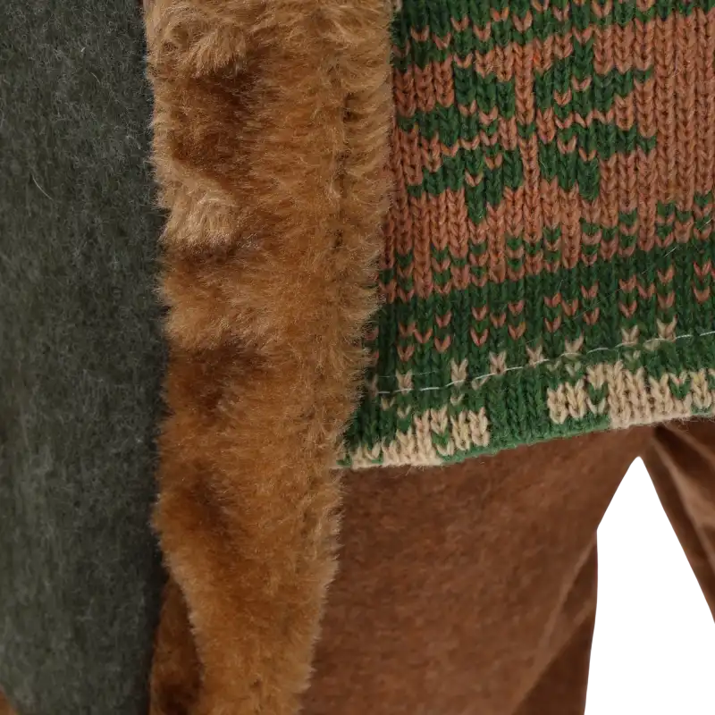 Zbliżenie na sweter z dzianiny w norweski wzór oraz miękkie, futrzane wykończenie świątecznego kubraczka.