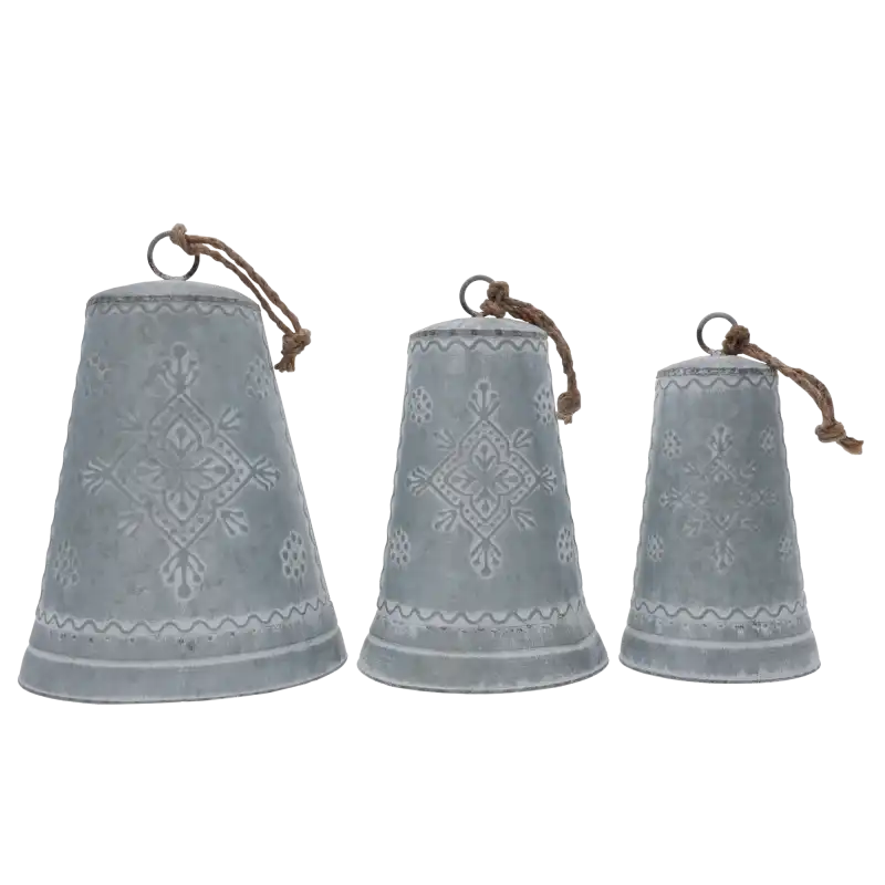 Zestaw trzech szarych metalowych dzwonków w rozmiarach 26 cm, 23 cm i 21 cm. Ozdobne dzwonki z tłoczonym wzorem i sznurkiem.
