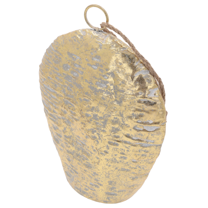 Zbliżenie na fakturę biało-złotego metalowego dzwonka 29x21 cm. Widoczny jutowy sznurek i metalowy uchwyt do zawieszania.
