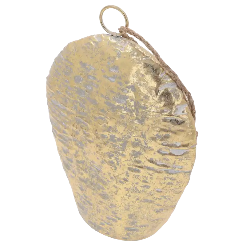 Zbliżenie na fakturę biało-złotego metalowego dzwonka 29x21 cm. Widoczny jutowy sznurek i metalowy uchwyt do zawieszania.