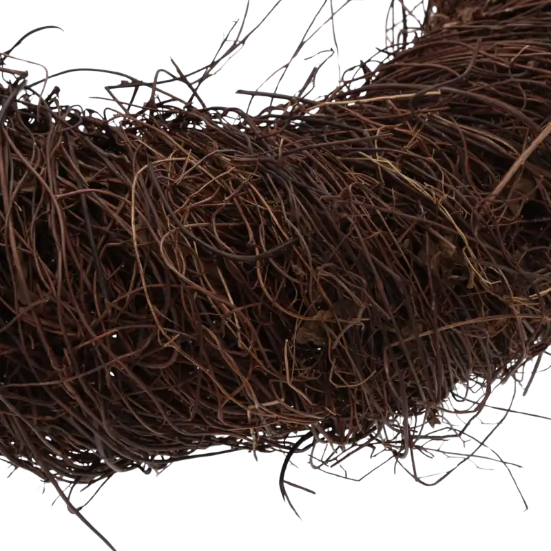 Zbliżenie na sploty naturalnej faszyny, z których wykonany jest brązowy wianek o średnicy 30 cm.
