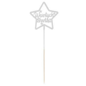 Pionowe ujęcie białego toppera w kształcie gwiazdki z napisem Wesołych Świąt na drewnianym piku. Dekoracja świąteczna o całkowitej wysokości 38 cm.