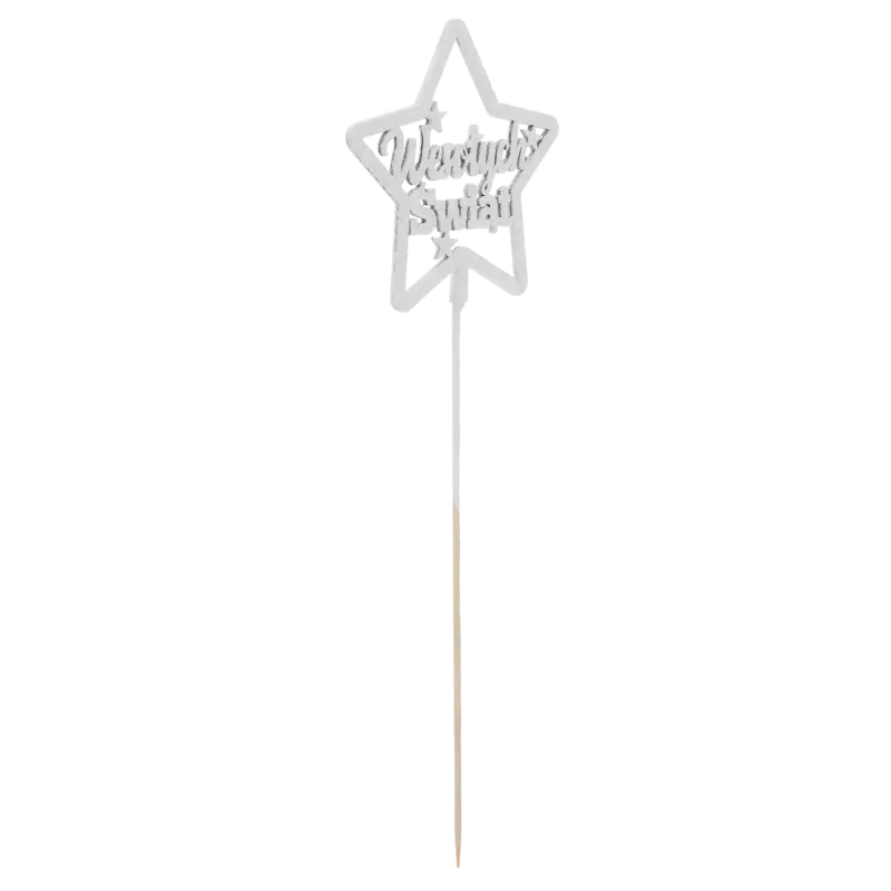 Widok na biały topper gwiazdka 10x10 cm z napisem Wesołych Świąt. Eleganckie ozdoby na piku do świątecznych kompozycji florystycznych.