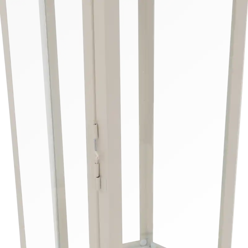 Zbliżenie na metalową ramę i zawiasy drzwiczek lampionu. Precyzyjne wykonanie konstrukcji w kolorze białym z przezroczystym szkłem.