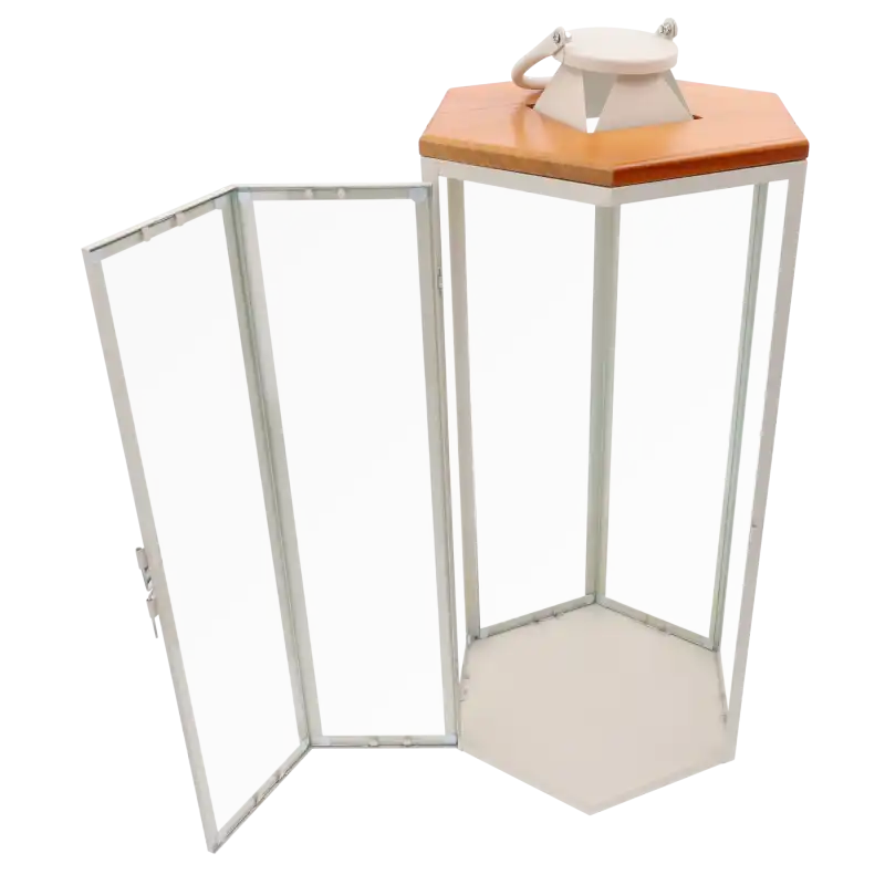 Pojedynczy lampion z otwartymi drzwiczkami. Widoczna drewniana góra z metalowym uchwytem oraz puste wnętrze gotowe na dekorację.