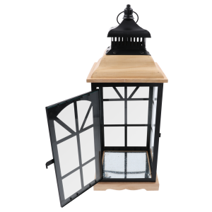 Lampion drewniany z otwartymi drzwiczkami. Widoczne wnętrze ze szklanymi szybkami i metalową podstawą na świecę.