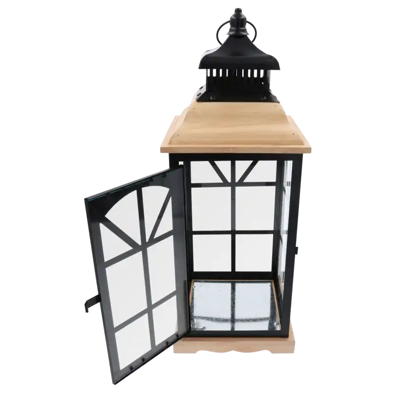 Lampion drewniany z otwartymi drzwiczkami. Widoczne wnętrze ze szklanymi szybkami i metalową podstawą na świecę.