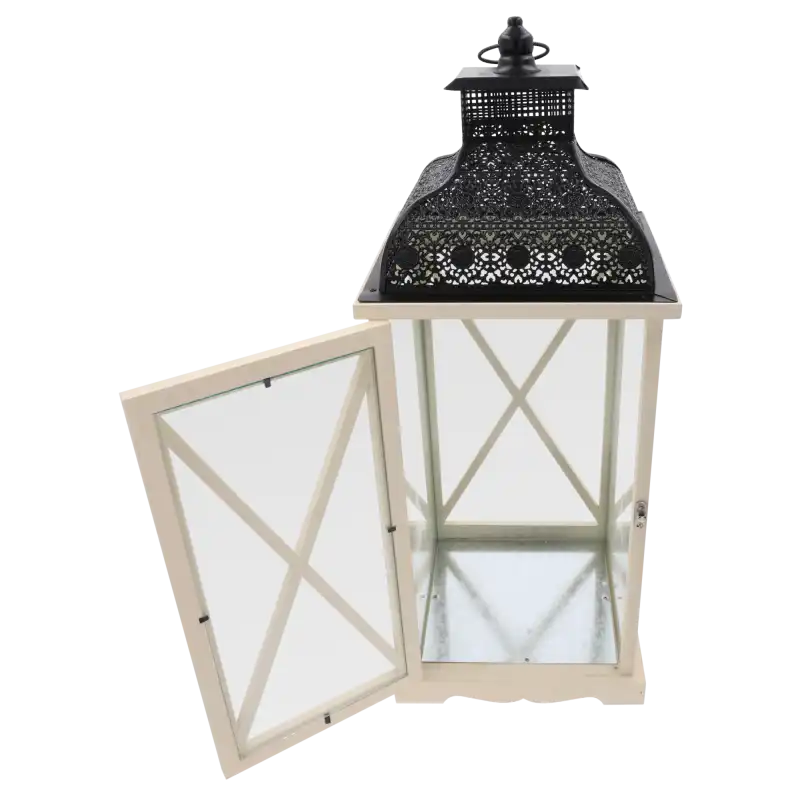 Widok na pojedynczy lampion z otwartymi drzwiczkami. Konstrukcja z jasnego drewna z metalowym dnem i ażurowym daszkiem.