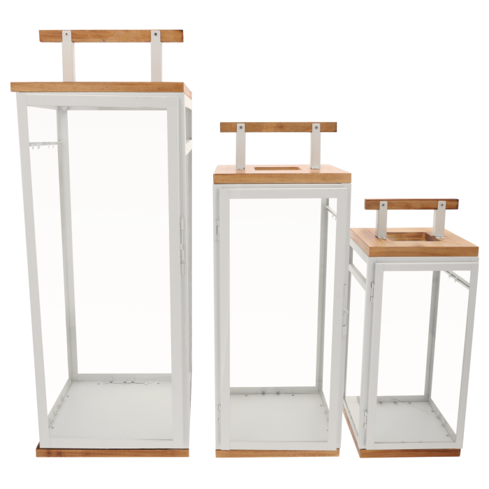 Zestaw trzech lampionów adwentowych o wysokościach 30, 40 i 50 cm. Konstrukcja z drewna, metalu i szkła prezentowana na białym tle.