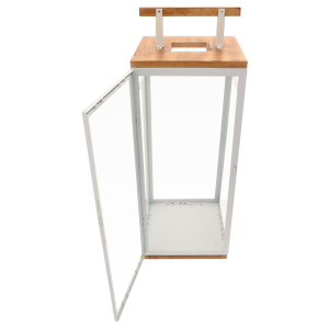 Wysoki lampion adwentowy z uchylonymi drzwiczkami, ukazujący konstrukcję z drewna i metalu.
