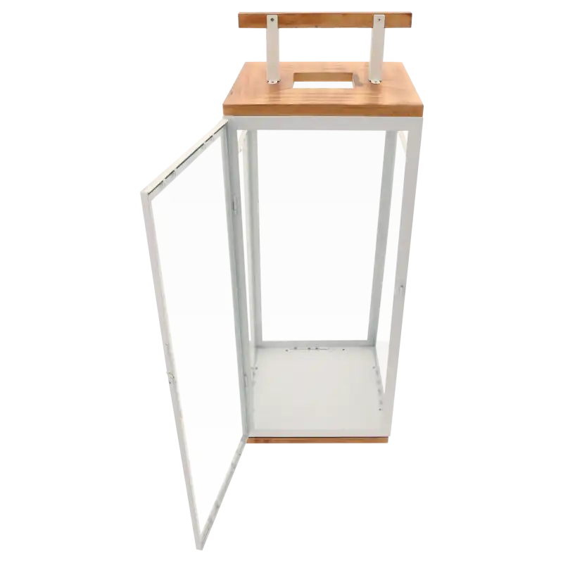 Wysoki lampion adwentowy z uchylonymi drzwiczkami, ukazujący konstrukcję z drewna i metalu.