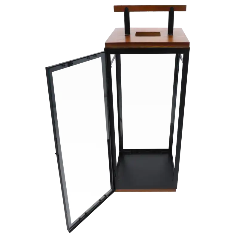 Pojedynczy lampion adwentowy z otwartymi drzwiczkami, ukazujący przestrzeń na świecę wewnątrz metalowej ramy.