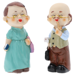Zestaw dwóch figurek babcia i dziadek o wysokości 15 cm. Wykonane z tworzywa, przedstawiają postacie w okularach, idealne jako dekoracja lub prezent.