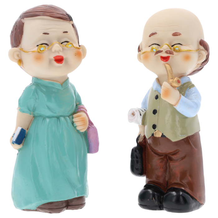 Zestaw dwóch figurek babcia i dziadek o wysokości 15 cm. Wykonane z tworzywa, przedstawiają postacie w okularach, idealne jako dekoracja lub prezent.