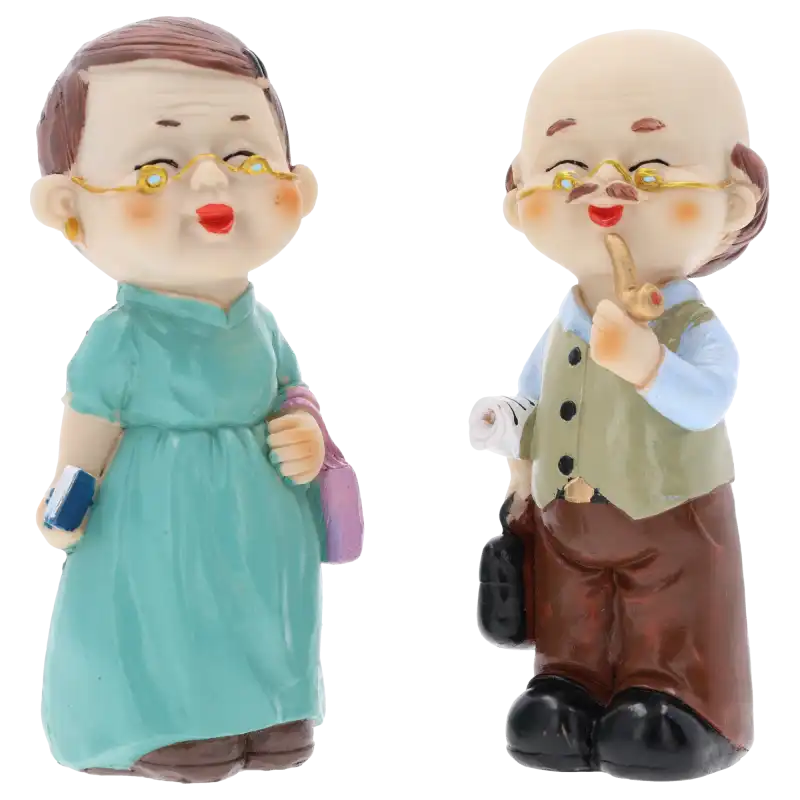 Zestaw dwóch figurek babcia i dziadek o wysokości 15 cm. Wykonane z tworzywa, przedstawiają postacie w okularach, idealne jako dekoracja lub prezent.