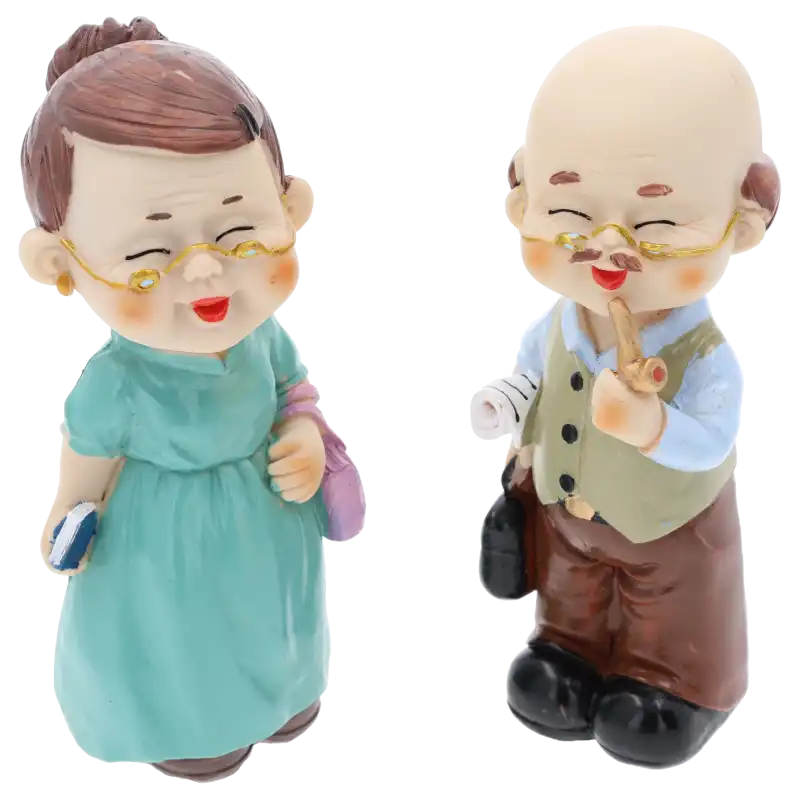 Zbliżenie na figurki babci i dziadka w okularach. Postacie z tworzywa prezentują rodzinny klimat, idealny do wnętrz lub jako element stroika.