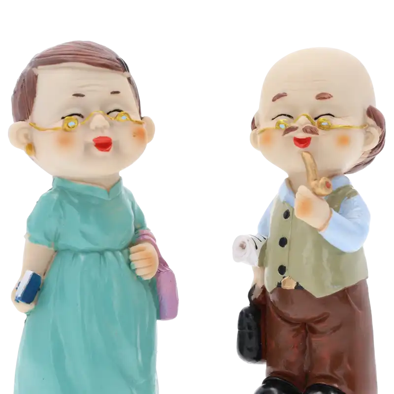 Portretowe ujęcie figurek babci i dziadka. Uroczy detal dekoracyjny wykonany z lekkiego tworzywa, sprawdzający się jako upominek dla seniorów.