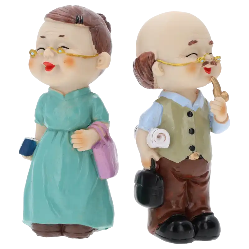 Figurki babcia i dziadek w pełnej okazałości. Precyzyjne wykonanie z tworzywa sprawia, że są one stylowym uzupełnieniem domowych dekoracji.
