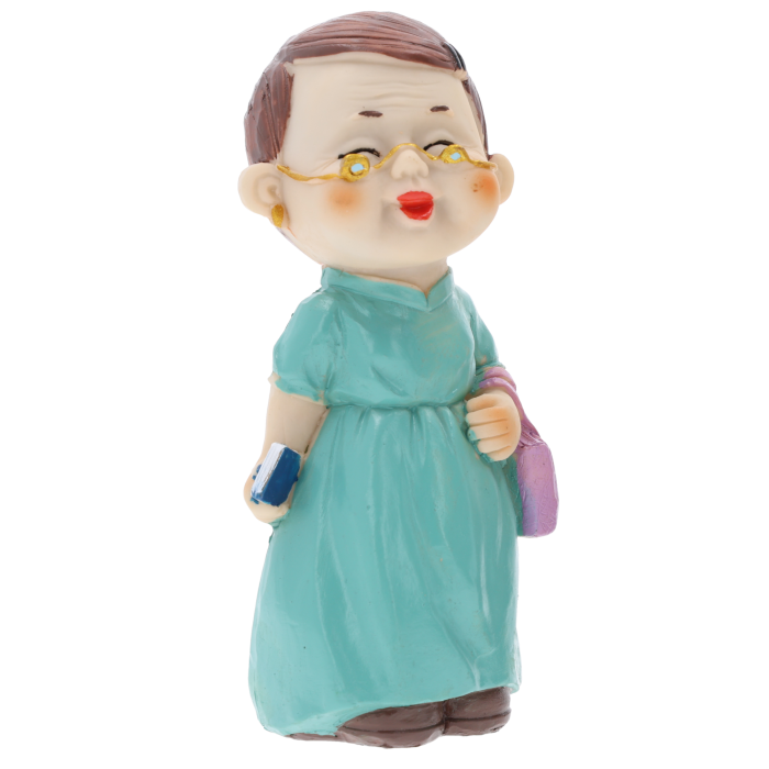 Figurka babcia z torebką 15 cm w zielonej sukience, ujęcie z przodu na białym tle. Dekoracja idealna na prezent.