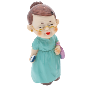 Figurka babcia z torebką 15 cm, widok z półprofilu. Postać w okularach trzymająca małą książeczkę w dłoni.