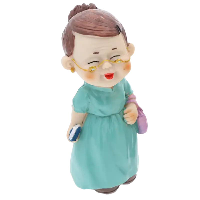 Figurka babcia z torebką 15 cm, widok z półprofilu. Postać w okularach trzymająca małą książeczkę w dłoni.