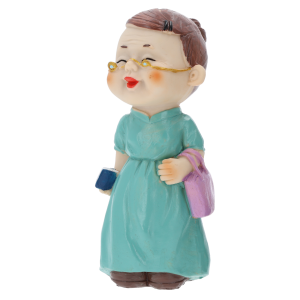 Figurka babcia z torebką 15 cm, ujęcie z góry ukazujące detale stroju i akcesoriów. Dekoracja do wnętrza.