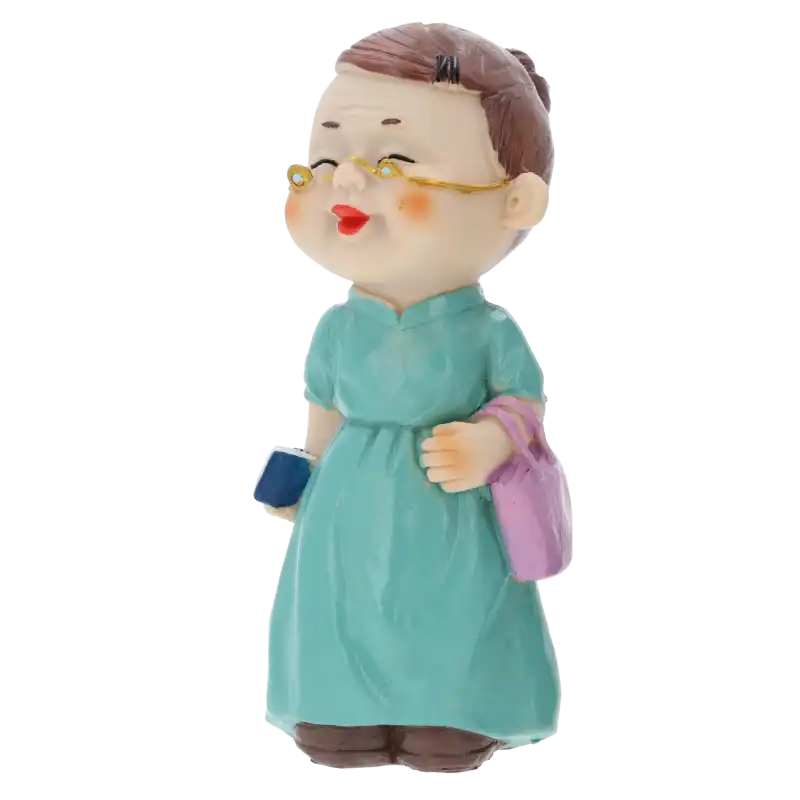 Figurka babcia z torebką 15 cm, ujęcie z góry ukazujące detale stroju i akcesoriów. Dekoracja do wnętrza.