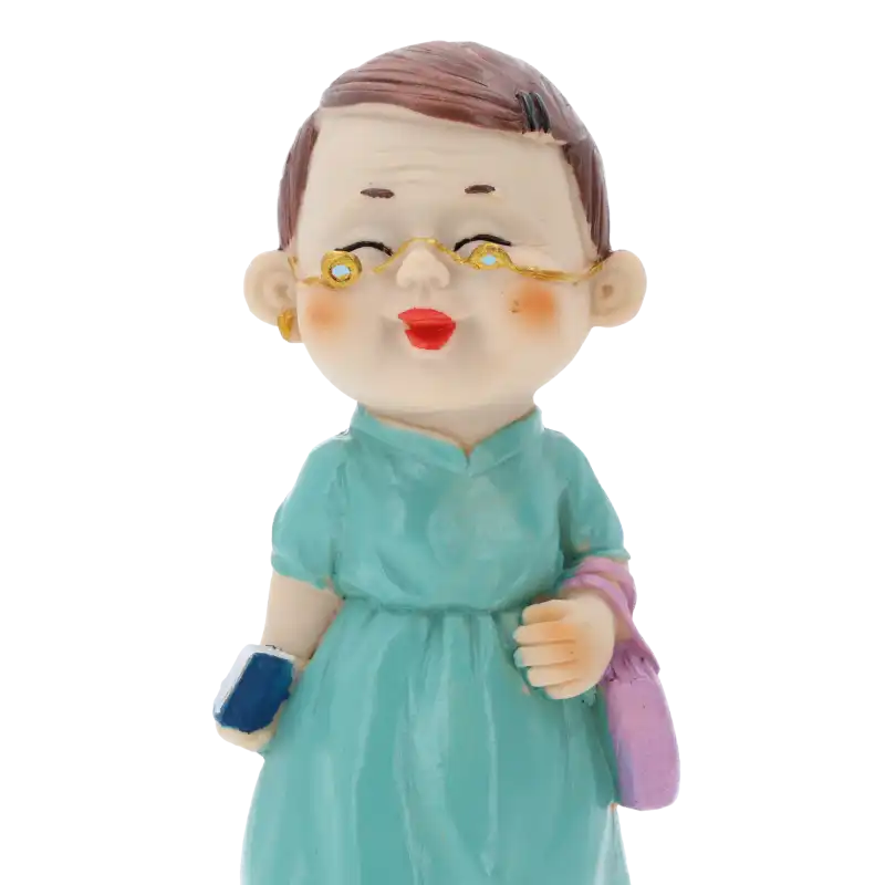 Zbliżenie na twarz figurki babci z torebką 15 cm. Wyraźne detale okularów oraz charakterystyczny wyraz twarzy.