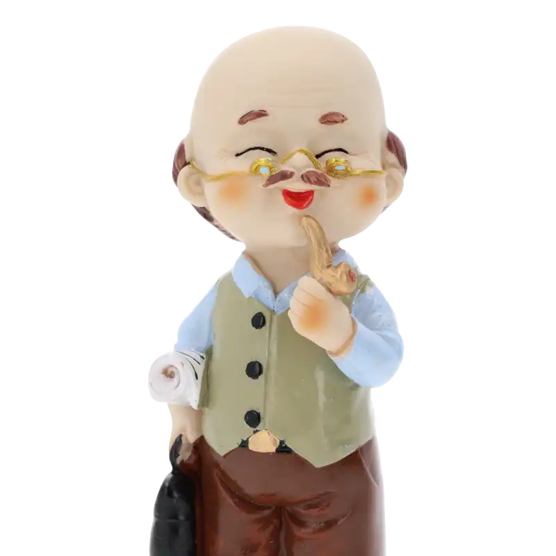 Precyzyjnie wykonana figurka dziadka z charakterystyczną fajką i w okularach. Dekoracja o wysokości 15 cm, idealna do zestawów prezentowych dla seniorów.